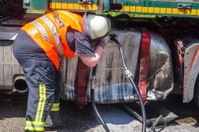 A81/Gemarkung Steinheim a.d.M.: PKW mit Verkaufswagen kracht auf LKW